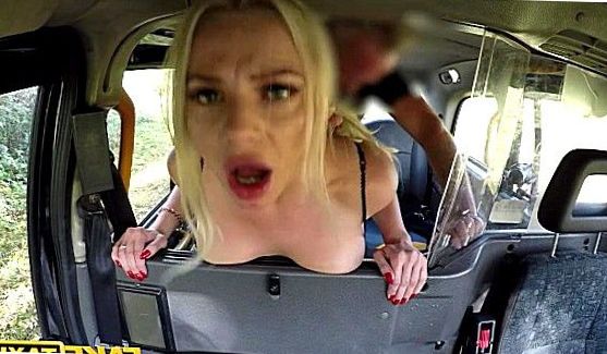 Тёлочка сверкает своим писюном купаясь в бассейне, порно видео