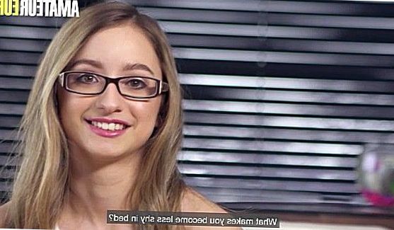 Она получает нещадно в киску и в награду ей кончают в рот, порно видео
