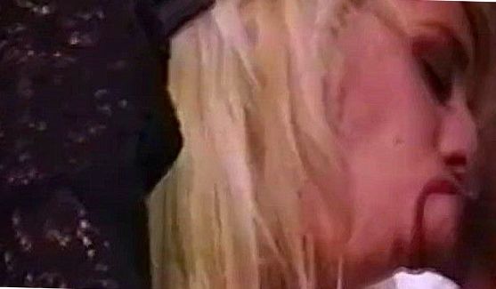Симпатичная брюнетка пригласила парня на ужин и ото вызвался помыть посуду, порно видео