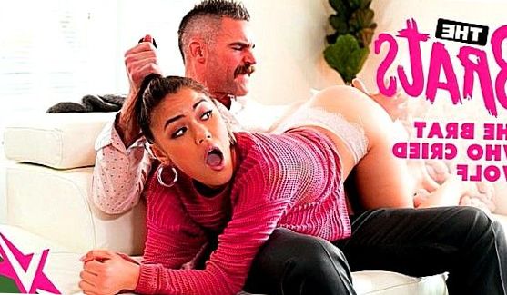 Молодые 18+: Задрорная русская телочка завела оператора в толчок, уговорила его лечь на пол и открыть рот, а после нассала на него, порно видео