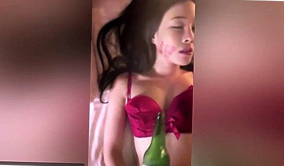 Девушка (18 лет) смачно отсасывает, порно видео